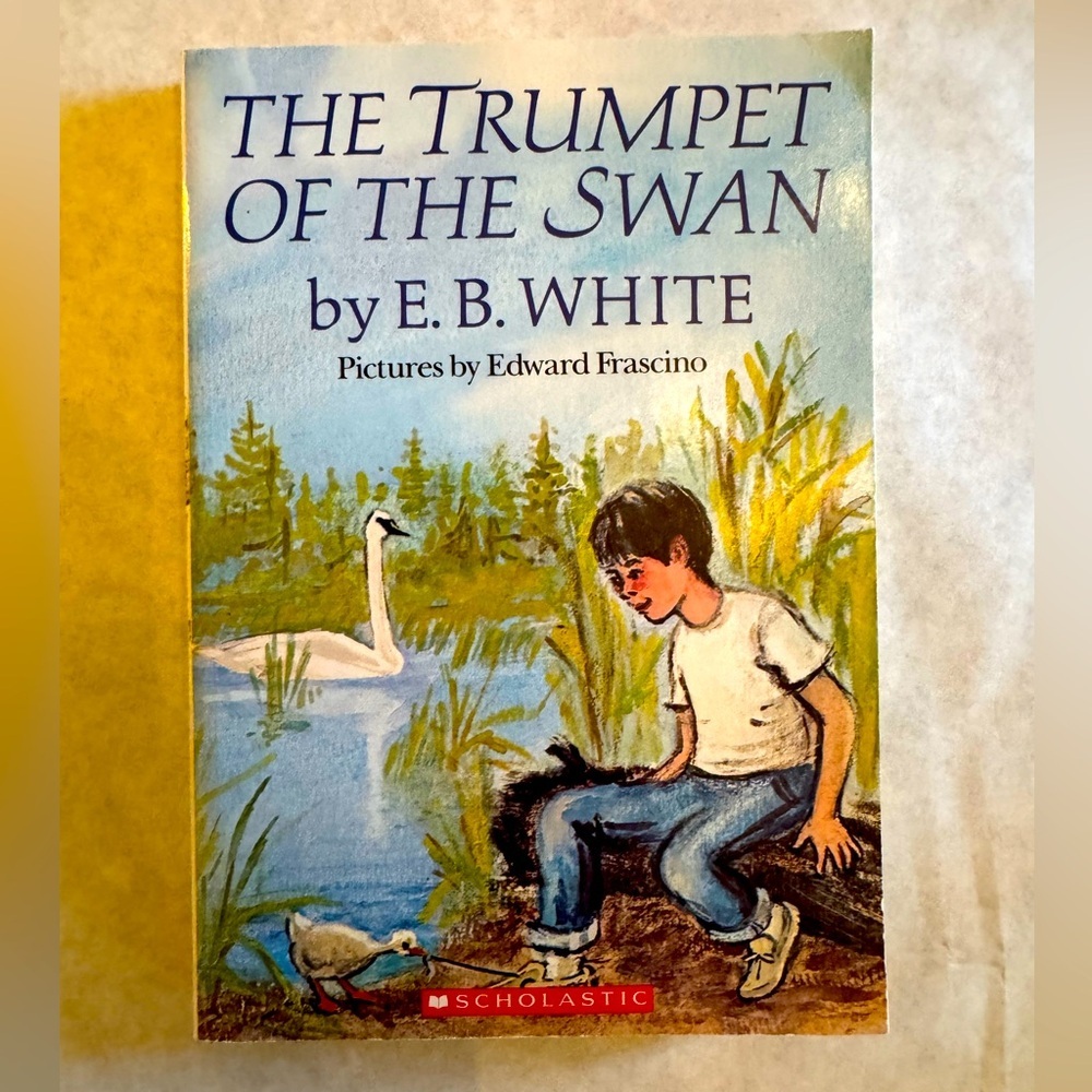 The Trumpet of the Swan by E.B. White (Paperback - Like New!) 📚
